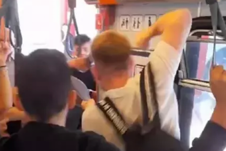 Metroda kadınların fotoğrafını &ccedil;ektiği iddia edilen yolcuyu d&ouml;vd&uuml;ler!