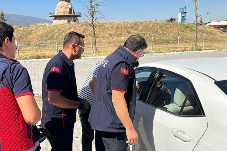 Eşiyle tartışıp intihar edeceğini s&ouml;yledi; kendini otomobiline kilitledi