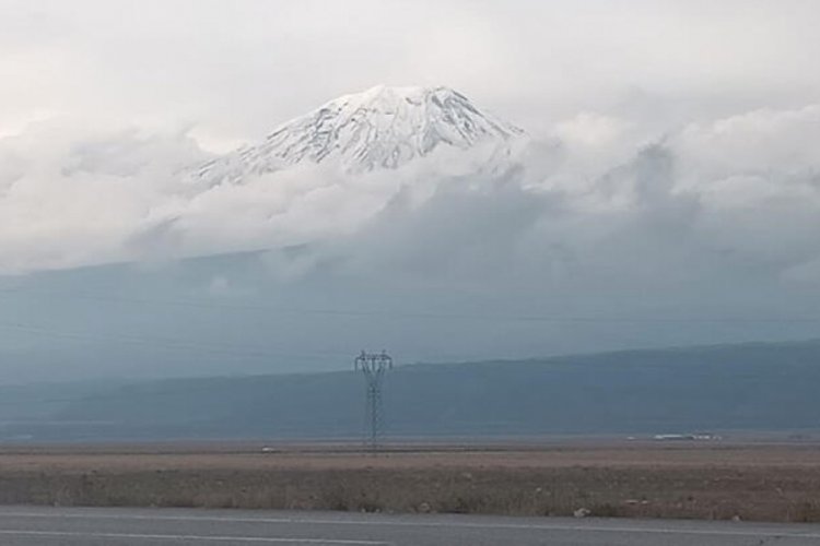 Ağrı Dağı'na mevsimin ilk karı yağdı! Beyaz &ouml;rt&uuml;yle kaplandı