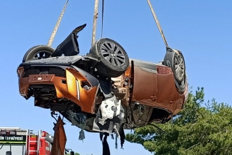 İzmir'de feci kaza! S&uuml;r&uuml;c&uuml; &ouml;ld&uuml;! Yaralılar var