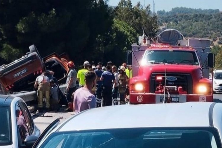 İzmir'de kaza! 1 kişi &ouml;ld&uuml;, 2 kişi yaralandı