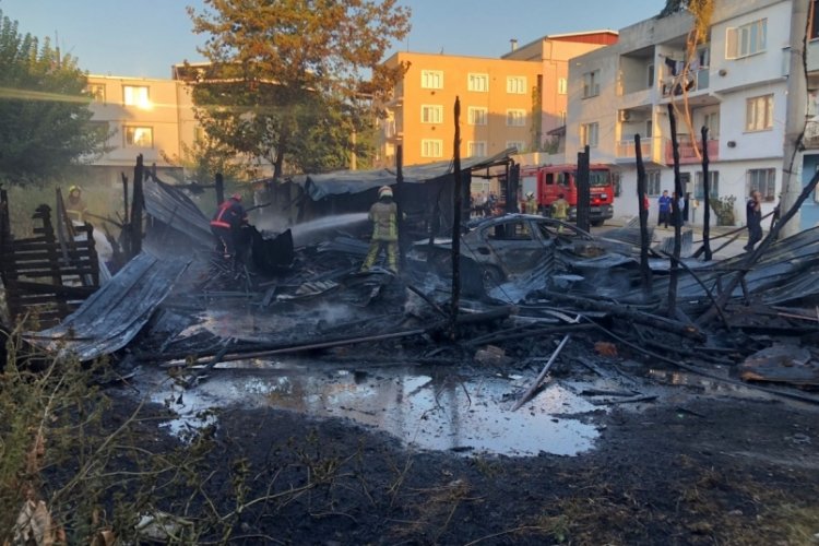 Bursa Alemdar'da korkutan garaj yangını! Mahalleli sokağa d&ouml;k&uuml;ld&uuml;