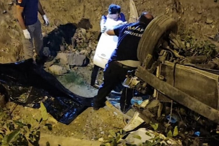 Hatay'da otomobil menfeze u&ccedil;tu! S&uuml;r&uuml;c&uuml; &ouml;ld&uuml;
