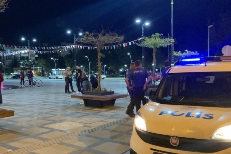 Burdur'da iki gen&ccedil; grup kavga etti! 1 kişi bı&ccedil;akla yaralandı