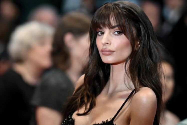 Emily Ratajkowski şeffaf &uuml;st&uuml;yle zor anlar yaşadı! Frikik verdi