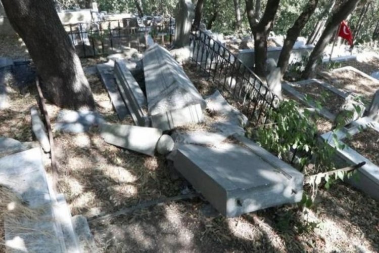 Ey&uuml;psultan Mezarlığı'nı talan ettiler!