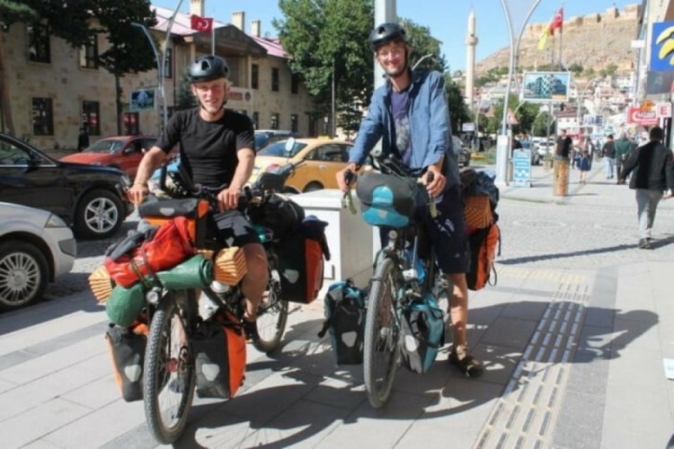 Almanya'dan bisikletle yola &ccedil;ıkan gen&ccedil;lerin rotası Bayburt oldu