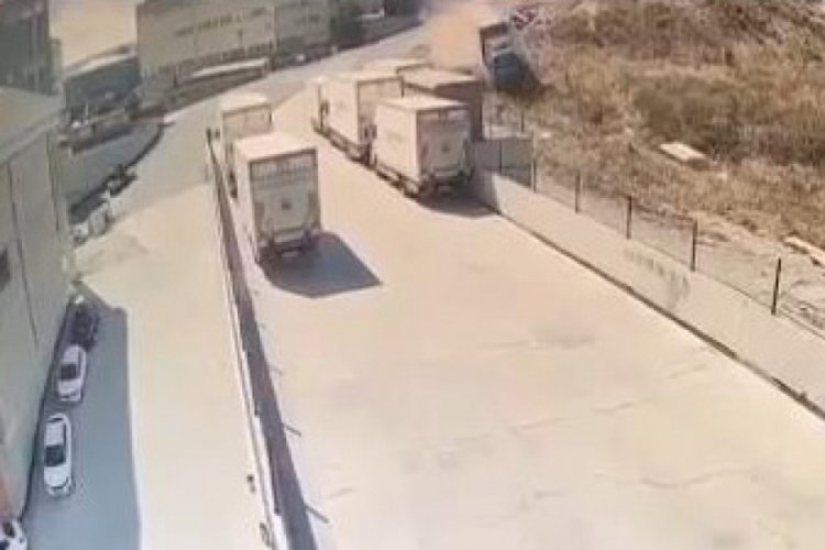 İstanbul'da park halindeyken hareket eden TIR fabrika duvarına &ccedil;arptı