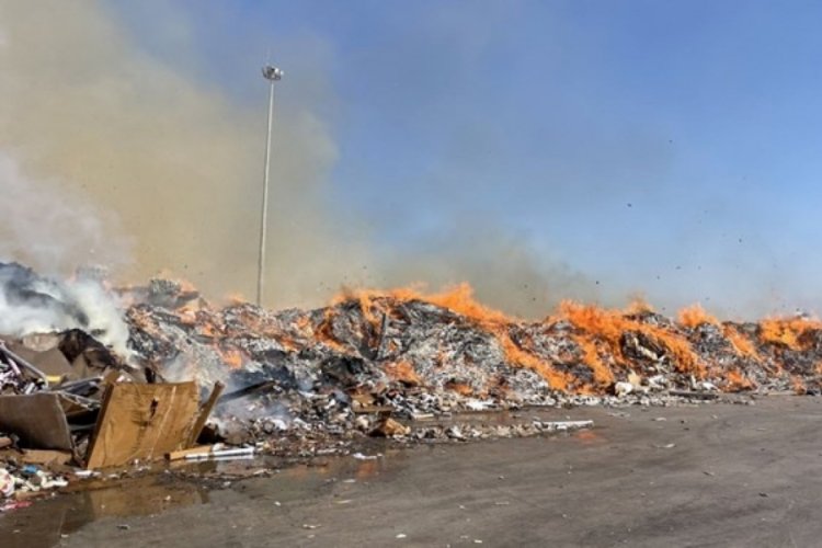 Şanlıurfa'da geri d&ouml;n&uuml;ş&uuml;m fabrikasında yangın &ccedil;ıktı