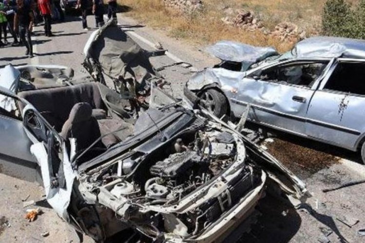 Kahreden manzara! Hatalı sollama 3 can aldı