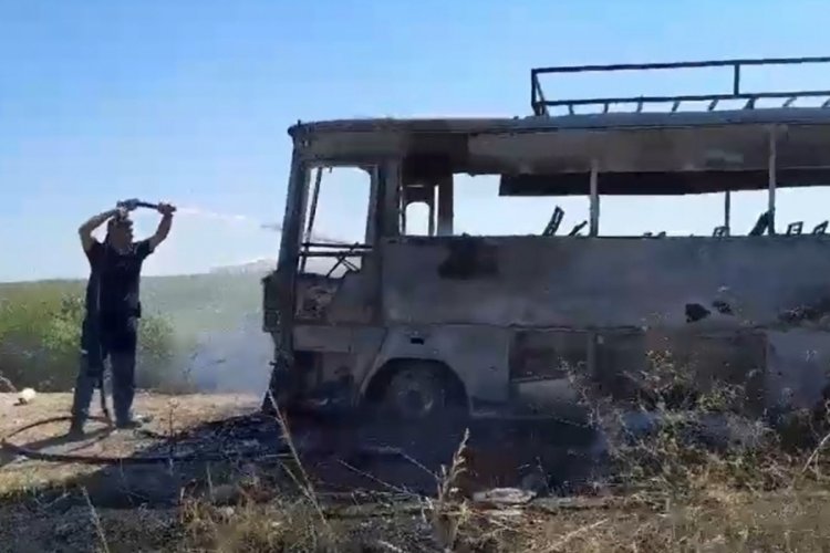 Adana'da Suriye uyruklu tarım iş&ccedil;ileri, şof&ouml;r&uuml;yle tartıştıkları midib&uuml;s&uuml; kundaklandı!