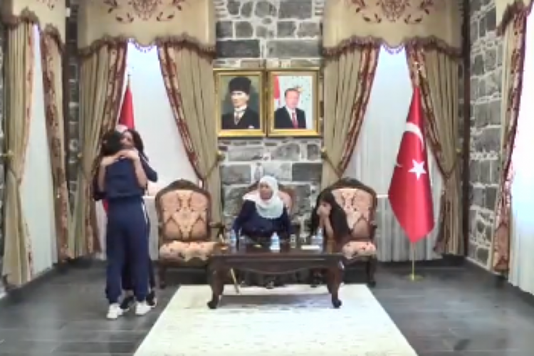Bakan Yerlikaya paylaştı: Diyarbakır annelerinden biri daha evladına kavuştu