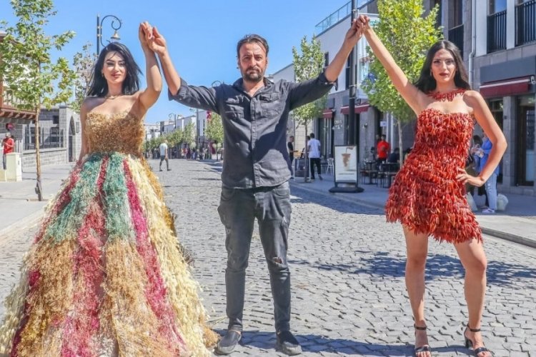 Diyarbakır'da ilgin&ccedil; defile! Urfa biberi, buğday başağı...