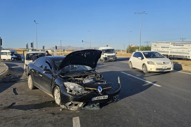 Adıyaman'da kamyonet ile otomobil &ccedil;arpıştı! 2 yaralı