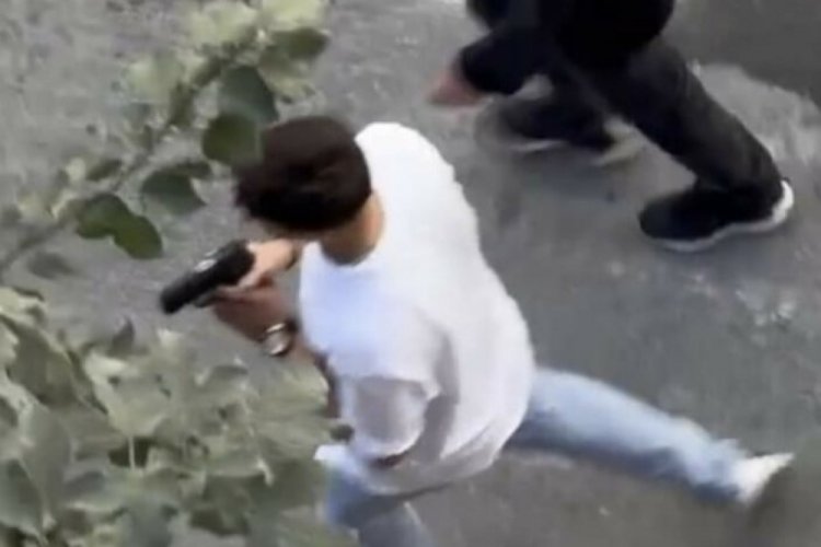 İstanbul'da &ccedil;evresindekilere silah doğrultan şahıs g&ouml;zaltına alındı