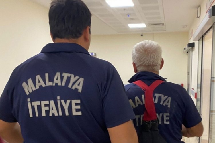 Malatya'da su kuyusuna d&uuml;şen k&ouml;peği itfaiye kurtardı
