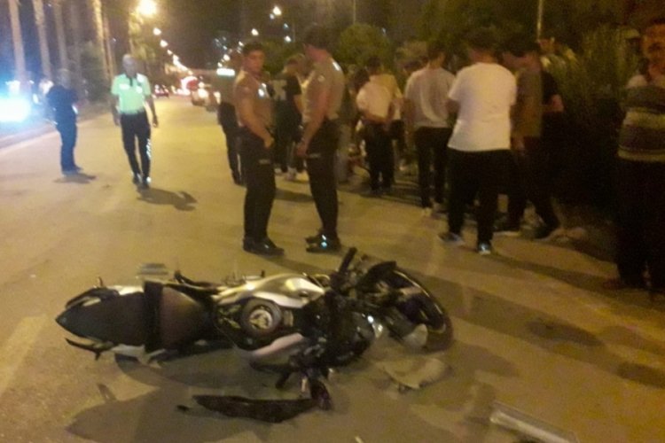 Adana'da motosiklet otomobile arkadan &ccedil;arptı! 1'i &ccedil;ocuk 2 yaralı
