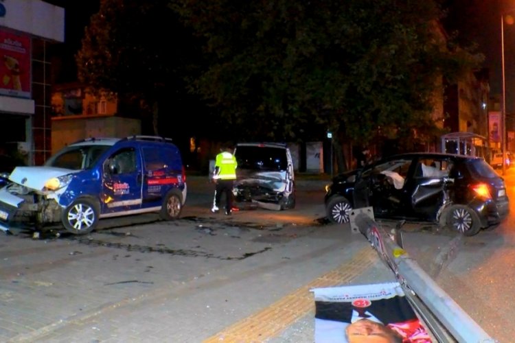 Bursa'da kontrolden &ccedil;ıkan otomobil aydınlatma direği ile 2 araca &ccedil;arptı!