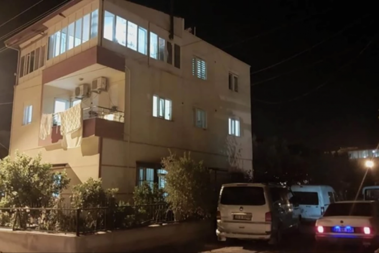 Misafirliğe gittikleri evde 7 yaşındaki oğlunu boğazını keserek &ouml;ld&uuml;rd&uuml;