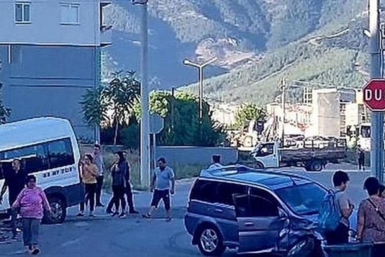 Faciadan d&ouml;n&uuml;ld&uuml;! Otomobille &ccedil;arpışan okul servisi bah&ccedil;eye u&ccedil;tu