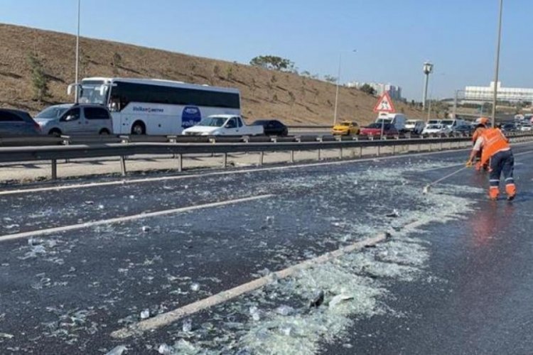 TEM Otoyolu'nda tır &ouml;n&uuml;ndeki otomobile &ccedil;arptı