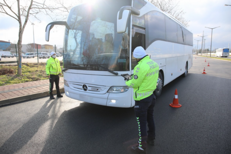 Emniyetten şehirlerarası yolcu taşıyan ara&ccedil;lara denetim