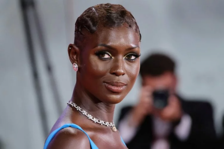 Jodie Turner-Smith'i Vogue gecesinde g&ouml;renler şaşırdı! Altını unutmuş
