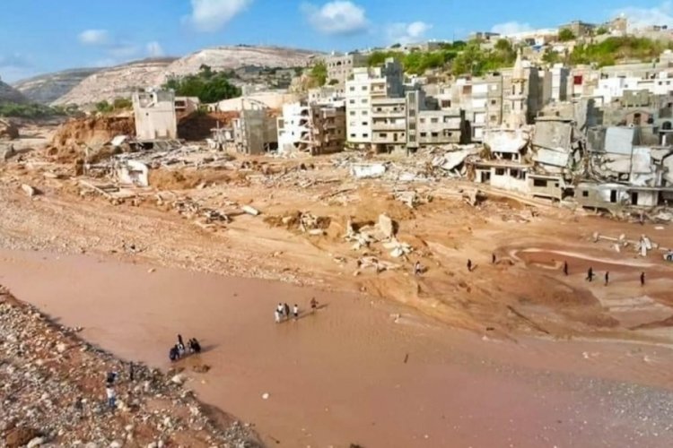 Libya'da şehir ikiye b&ouml;l&uuml;nd&uuml;, cesetler denizde y&uuml;z&uuml;yor!