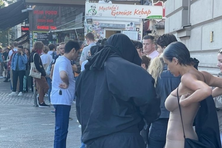 Kanye West, T&uuml;rk d&ouml;neri kuyruğuna girdi