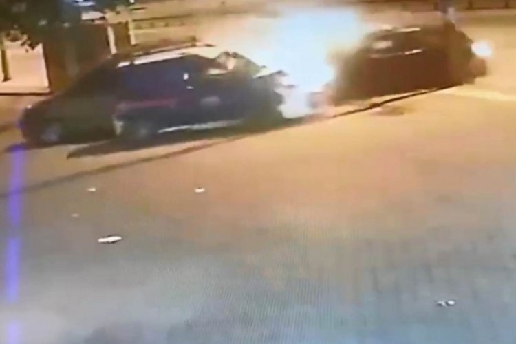 Bursa'da 2 araca ve aydınlatma direğine &ccedil;arpan aracın g&ouml;r&uuml;nt&uuml;leri ortaya &ccedil;ıktı