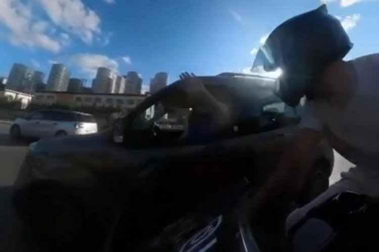 Kadık&ouml;y'de yol kavgası: Seyir halindeki motosikletliyi tokatladı!