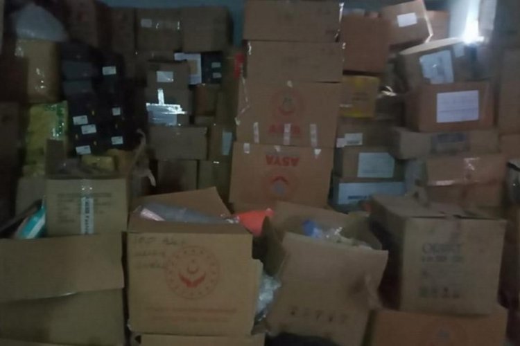 Hatay'da polis, depremzedelere gitmesi gereken yardım kolileri ele ge&ccedil;irdi