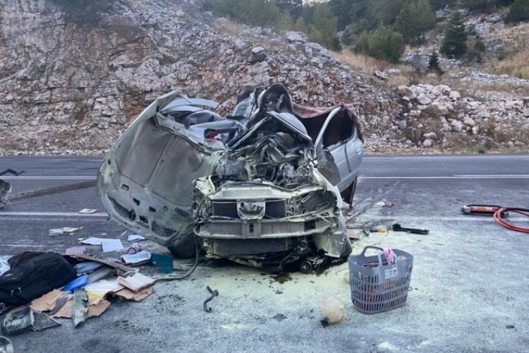 Antalya'da yolcu otob&uuml;s&uuml; ile otomobil kaza yaptı! 1 &ouml;l&uuml;, 5 yaralı