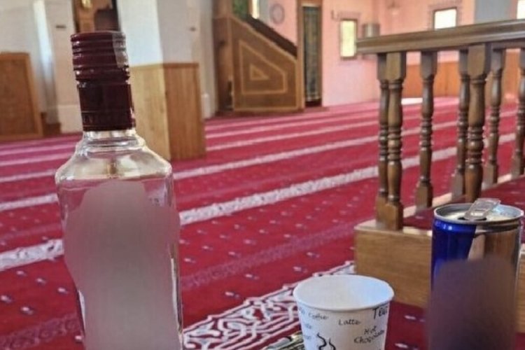 İstanbul'da camide alkol i&ccedil;ti! Polise meydan okudu