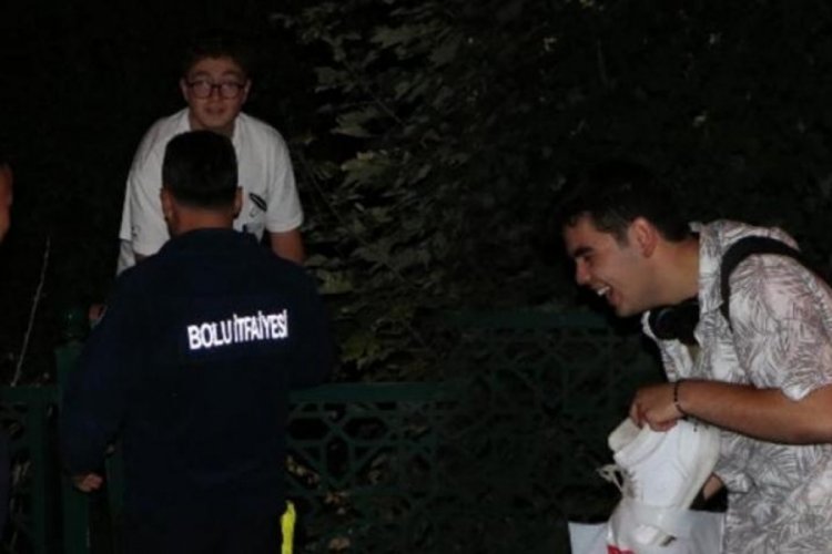 Bolu'da derede mahsur kaldı! Kurtarma sırasında arkadaşı kahkaha attı