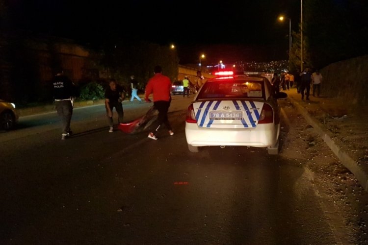 Karab&uuml;k'te cip direğe &ccedil;arptı! 46 metre s&uuml;r&uuml;klendi