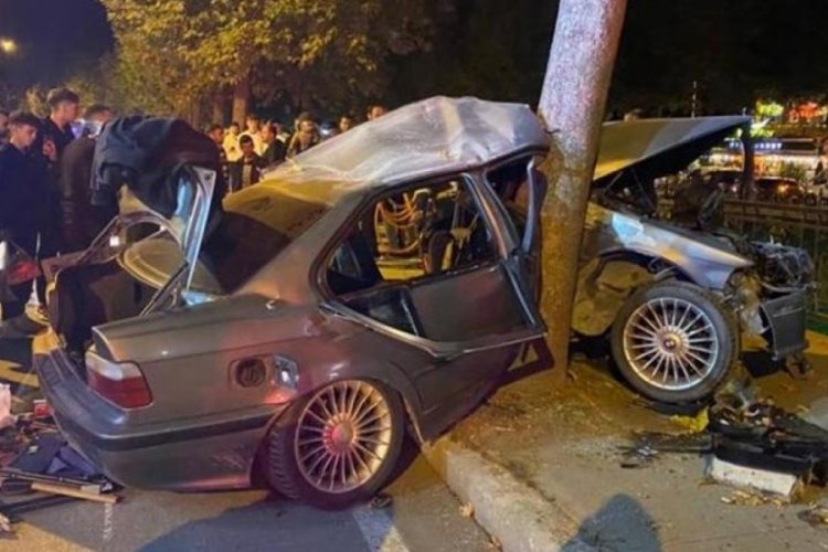 Kastamonu'da otomobil, kaldırımdaki ağaca &ccedil;arparak ikiye b&ouml;l&uuml;nd&uuml;