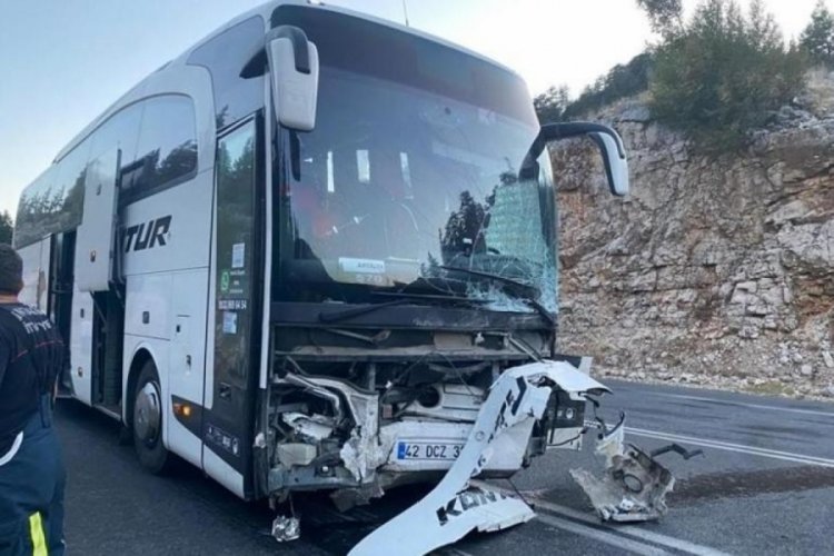 Yolcu otob&uuml;s&uuml; ile otomobil kafa kafaya &ccedil;arpıştı! &Ouml;l&uuml; ve yaralılar var