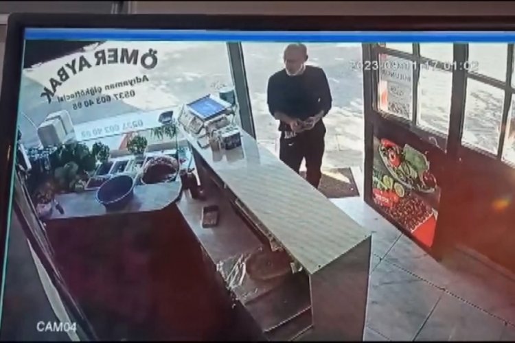 Bursa'da d&uuml;kkana giren hırsız c&uuml;zdanı &ccedil;alıp kayıplara &ccedil;alıştı
