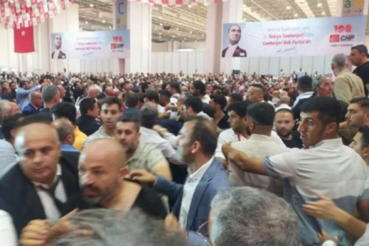 CHP İzmir kongresi karıştı! Tekme ve tokatlar havada u&ccedil;uştu