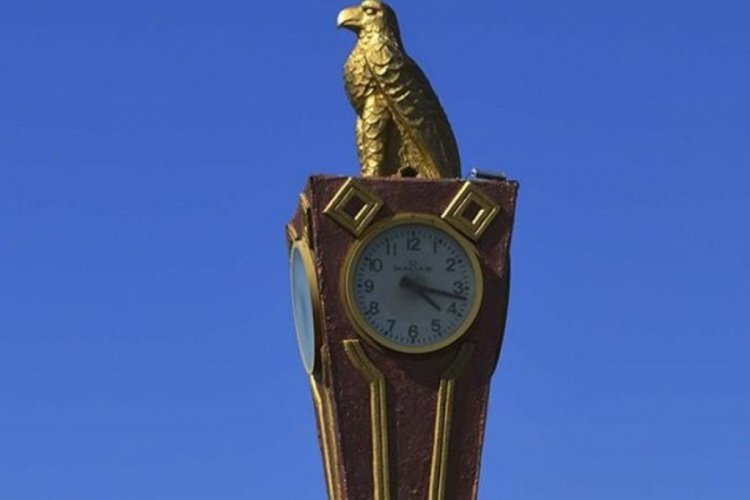 Adıyaman'da kentin simgesi olan Saat Kulesi'nde saat 04.17'yi g&ouml;sterecek