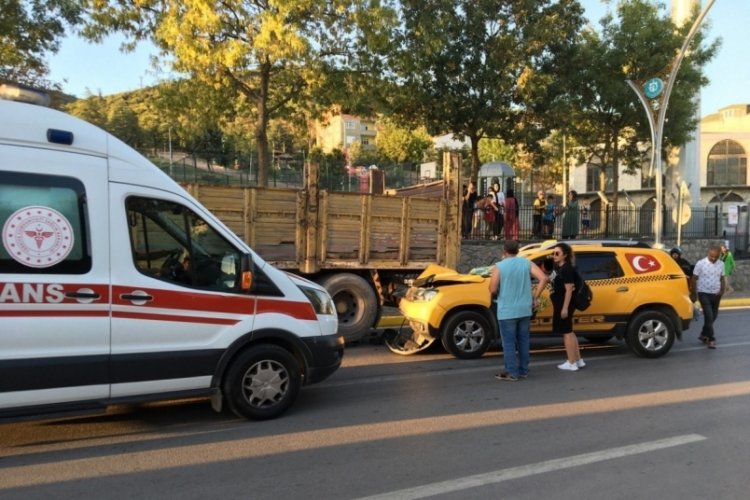 Kocaeli'de ticari taksi kamyona arkadan &ccedil;arptı