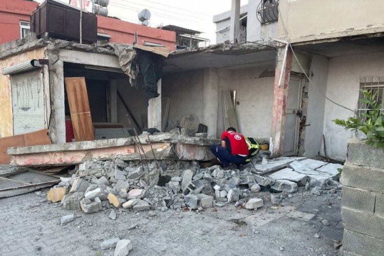 Mersin'de eski bir evin duvarı &ccedil;&ouml;kt&uuml;: 1 &ccedil;ocuk yaralandı