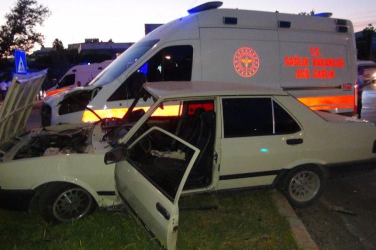 Mersin'de ambulansla &ccedil;arpışan otomobildeki 4 kişi yaralandı
