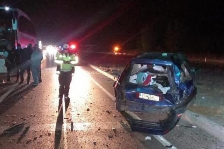 Amasya'da otomobil kırmızı ışıkta bekleyen ara&ccedil; ve otob&uuml;se &ccedil;arptı! 3 yaralı