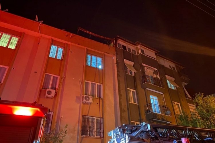 Antalya'da 3 katlı binanın &ccedil;atı katında yangın &ccedil;ıktı!