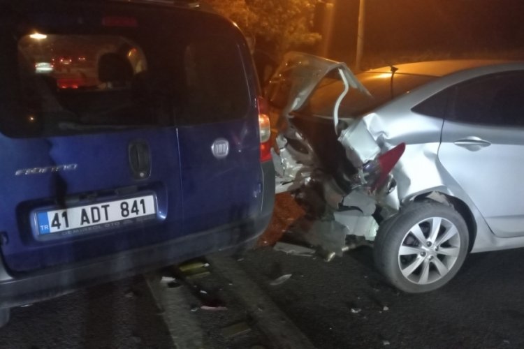 Kocaeli'de hafif ticari ara&ccedil; otomobile &ccedil;arptı! 2 yaralı