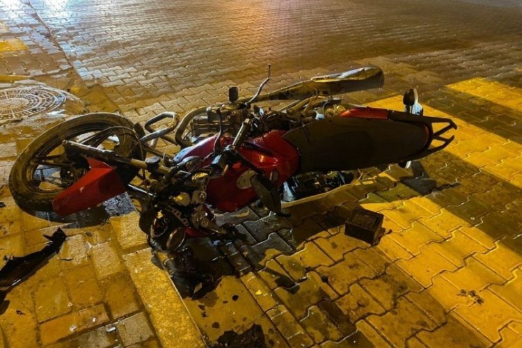 Balıkesir'de otomobil ile &ccedil;arpışan motosiklet s&uuml;r&uuml;c&uuml;s&uuml; yaralandı