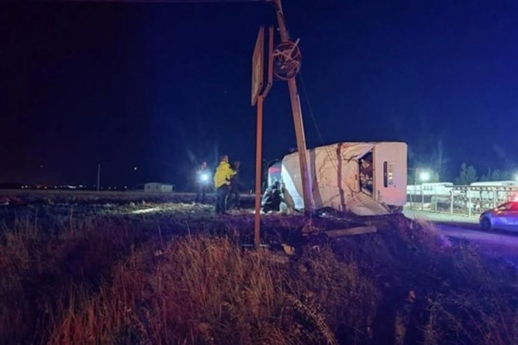 Adıyaman'da ara&ccedil; takla attı: 1 kişi &ouml;ld&uuml;, 4 kişi yaralandı