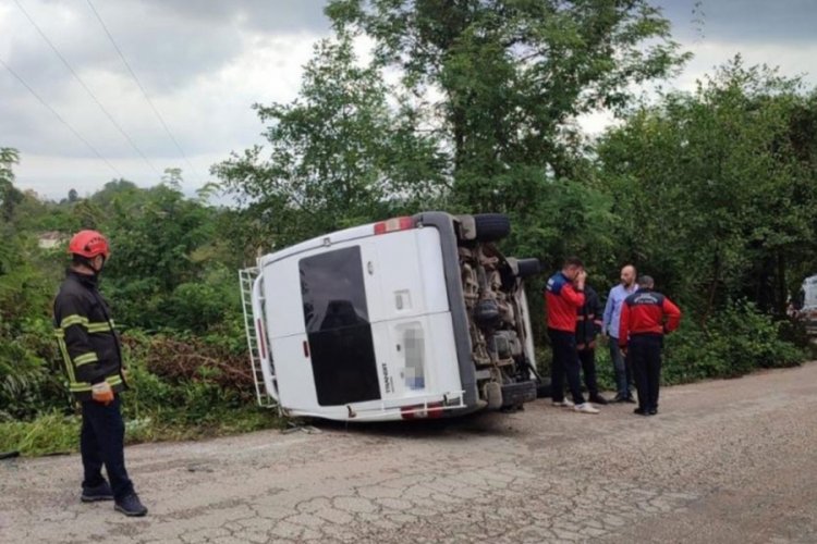 Fındık iş&ccedil;ilerini taşıyan minib&uuml;s devrildi: 6 yaralı